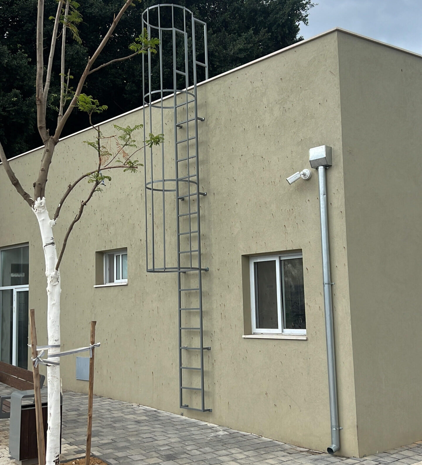 Read more about the article סולם עליה לגג חיצוני: טיפים לשימוש בטוח ונכון